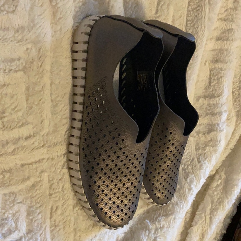 Only worn once. Bronze silver color